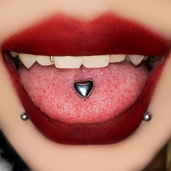 Joya de piercing para lengua heart - Imagen 2