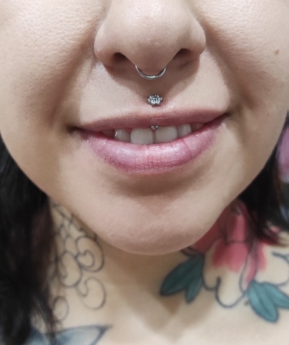 Joya de piercing barbell curvo flor con cristal