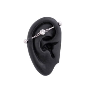 Joya de industrial piercing con cadena y brillante