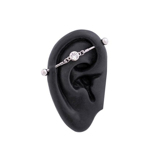 Joya de industrial piercing con cadena y brillante