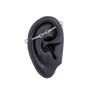 Joya de industrial piercing con cadena