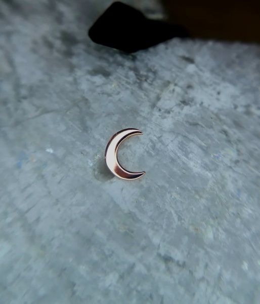 Joya de piercing media luna labret push pin de oro Leroi